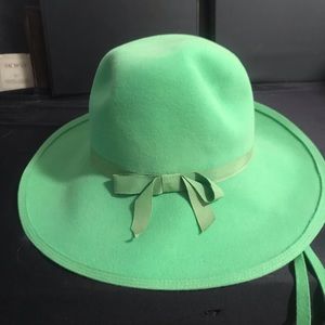 Vintage G Fox & Co. Fur Felt Green hat with ties